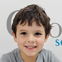 Niño participando activamente en clase